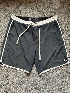 Vuori men’s Charcoal / black specked cruise Swim Shorts with Cream Trim